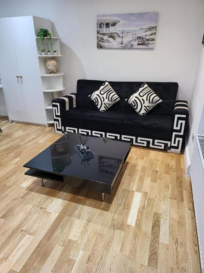 Fancy Basement Flat A Apartment London Exterior photo